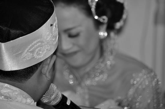 mempelai wanita malu-malu