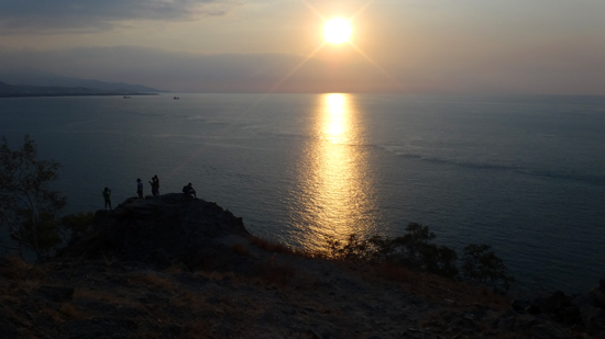 melihat sunset dari Bukit Tanjung Fatucama