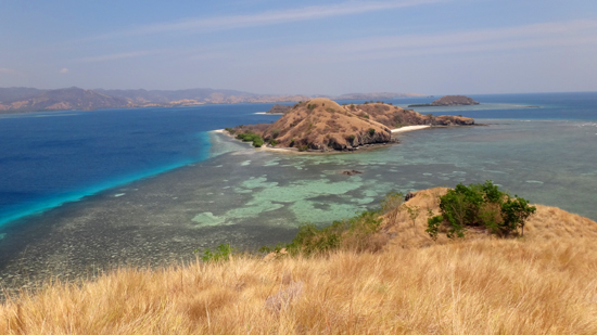 Pulau Rutong terlihat dari puncak bukit Pulau Tepa