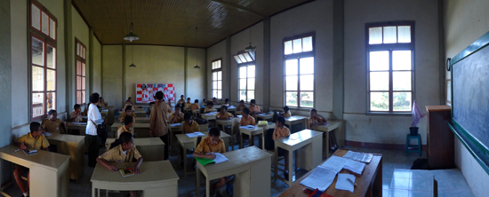 bercengkrama bersama murid-murid seminari