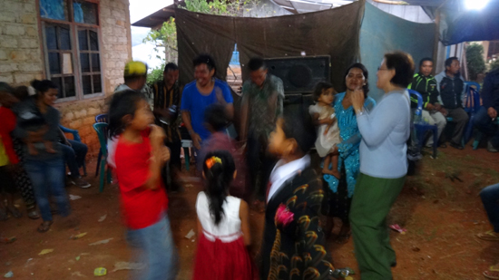 menari bersama warga lokal di pesta sambut baru Flores