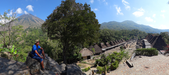 Kampung Benda dengan pemandangan gunung Inerie