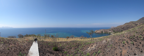 menapaki ratusan anak tangga