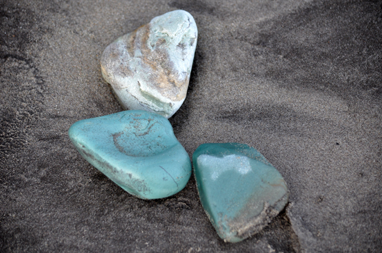 Batu hijau - terbawa ombak saat pasang