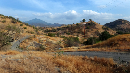 jalanan di antara bukit sabana