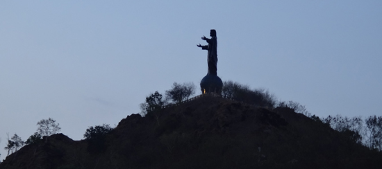 Patung Crito Rei menyisakan siluet di ujung senja
