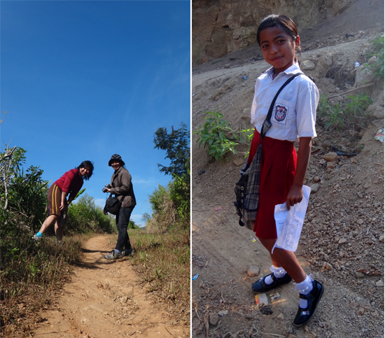 berjalan kaki : Evi dan Rosi (kiri), murid SD (kanan)