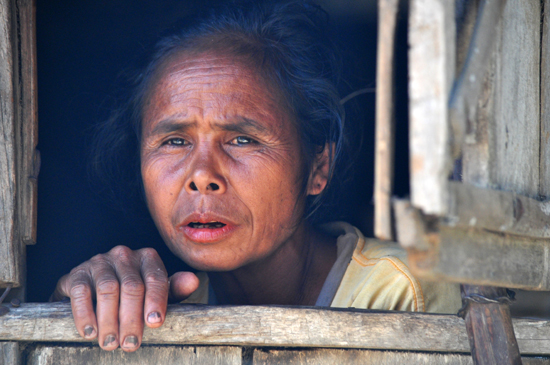 sapa Mama dari jendela dapur 