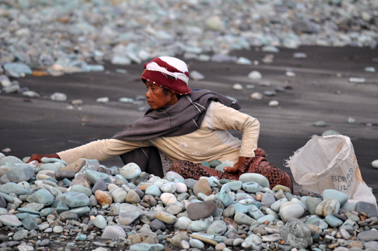 wanita pengumpul batu hijau