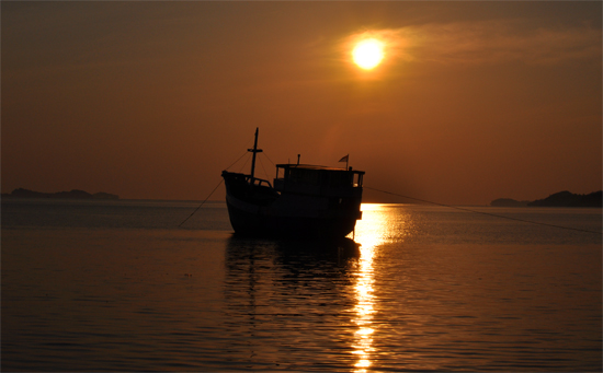 sunrise di pelabuhan Riung