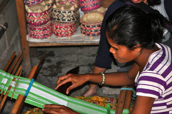 Pengerajin - menenun kain Tais