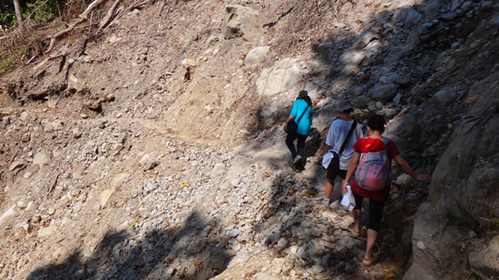 semangat trekking di bukit terjal menuju Wae Rebo