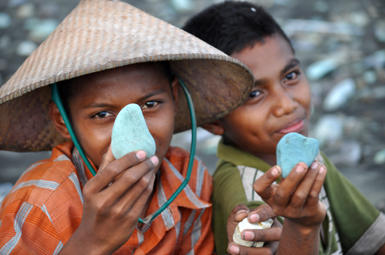 dua sahabat pengumpul batu hijau