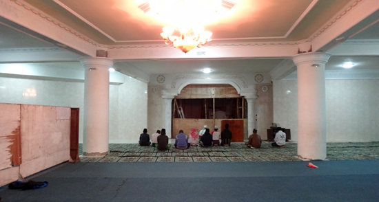 sholat berjamaah di masjid Bajawa
