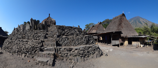 menhir di tengah desa Bena pengaruh jaman megalitikum