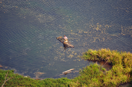 memancing di danau Ranamese