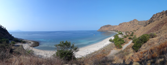 pasir putih - pantai tersembunyi di belakang bukit Fatucama