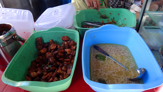 lauk pauk nasi kuning seharga 1 dollar