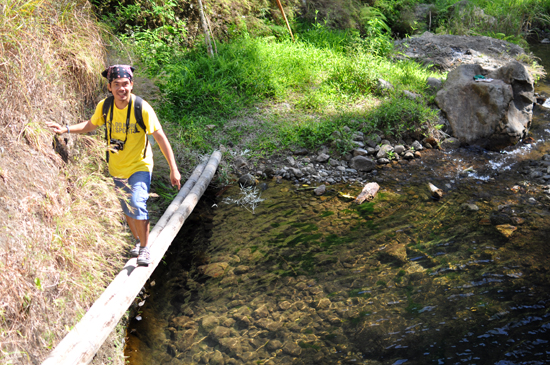 menyebrangi sungai - meniti sebilah bambu