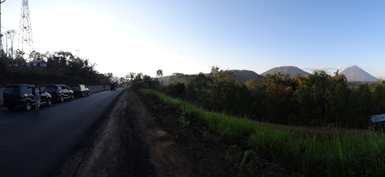 berhenti sejenak menyaksikan keindahan gunung Irina