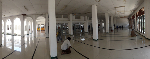 pilar-pilar memenuhi bagian dalam masjid