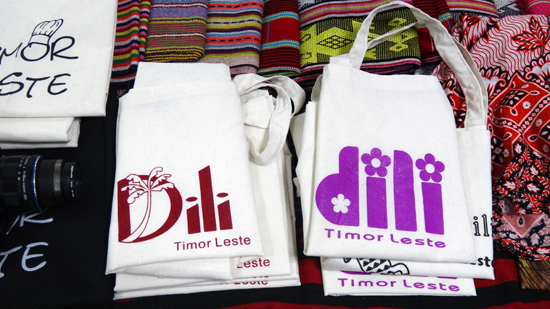 Tulisan "Dili" dalam beragam desain