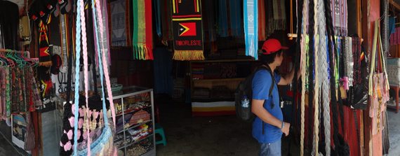 Kios - menyediakan beragam cinderamata