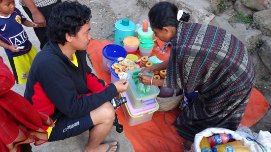 Elyudien membeli jajan pasar di Situmage