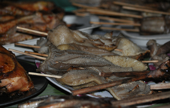 Aneka Seafood - dimakan bersama ketupat berbumbu