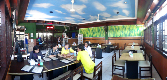 makan siang di Resto 76 Maumere