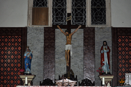 altar dihiasi motif tenun Sikka