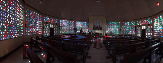 dinding mozaik - interior kapel di rumah retret Mataloko