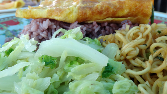 semua menu makanan di atas piring