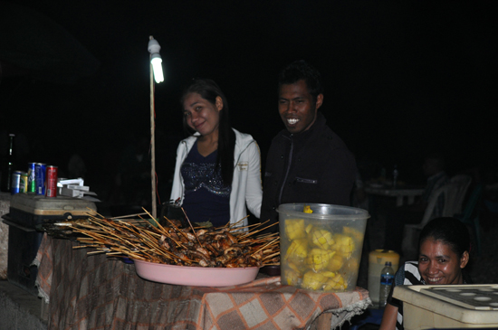 Penjual tersenyum ramah 