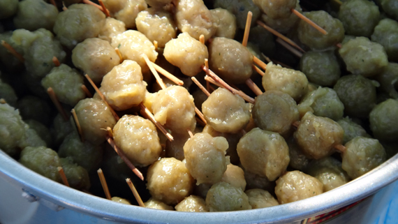 pentol kanji (bakso sagu) 10 centavos saja.