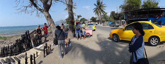 singgah di Kampung Alor - mengambil pesanan topeng