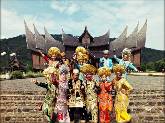 Bergaya di Istana Pagaruyung