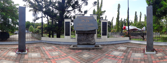 tugu korban gempa Padang 2009