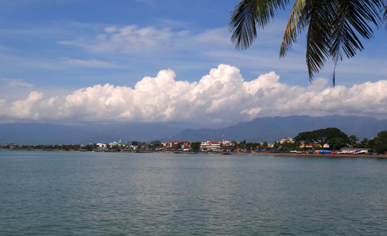 pantai di kaki gunung padang