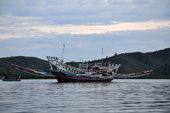 kapal besar dekat pelabuhan Carocok