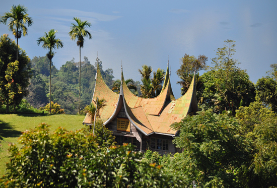 rumah dan pemandangan danau