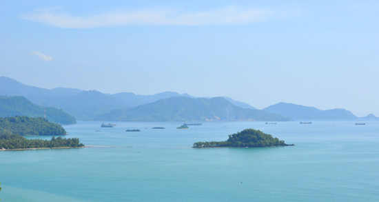 laut biru-pemandangan dari puncak gunung padang