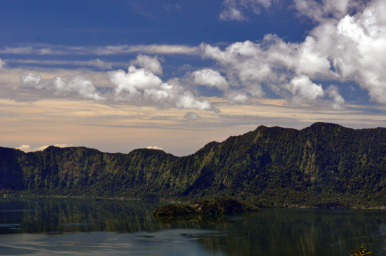keindahan danau bagai lukisan alam