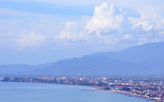 memandang kota padang dari gunung padang