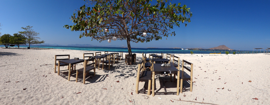 tempat makan di pinggir pantai
