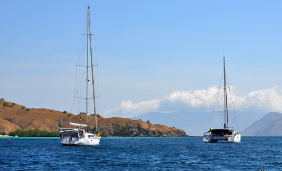 yacht mewah di perairan Taman Nasional Komodo