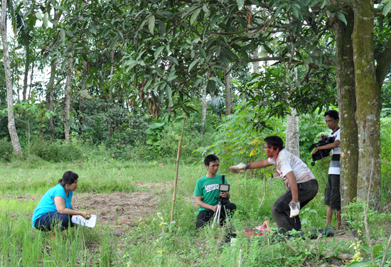 asisten sutradara mengarahkan pemain