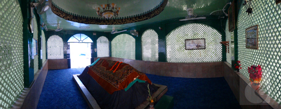 Wide Room | Makam di Masjid Suni, Nepal | SONY DSC-TX10