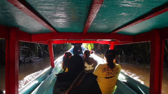 Menyusuri sungai dikelilingi hutan tropis