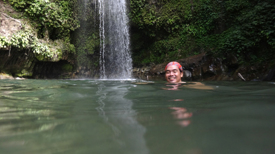 berenang di air terjun Pokmas, Siberut
